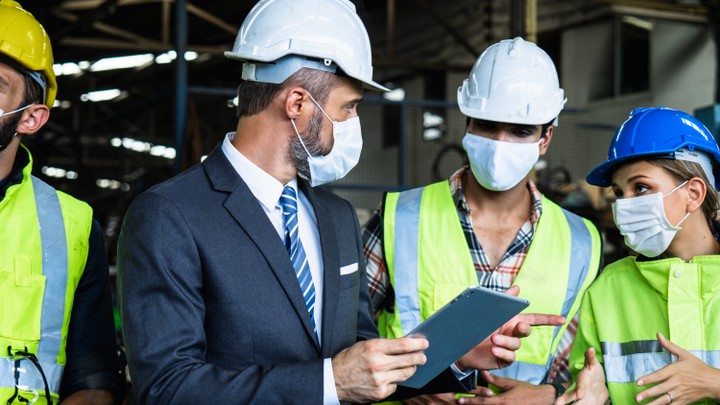 Betriebsärztliche Betreuung im Industrieumfeld mit Tablet